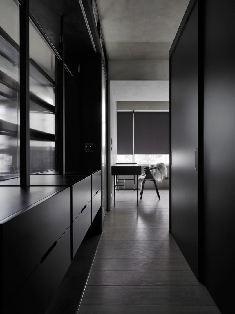 开放式空间的酷黑公寓设计