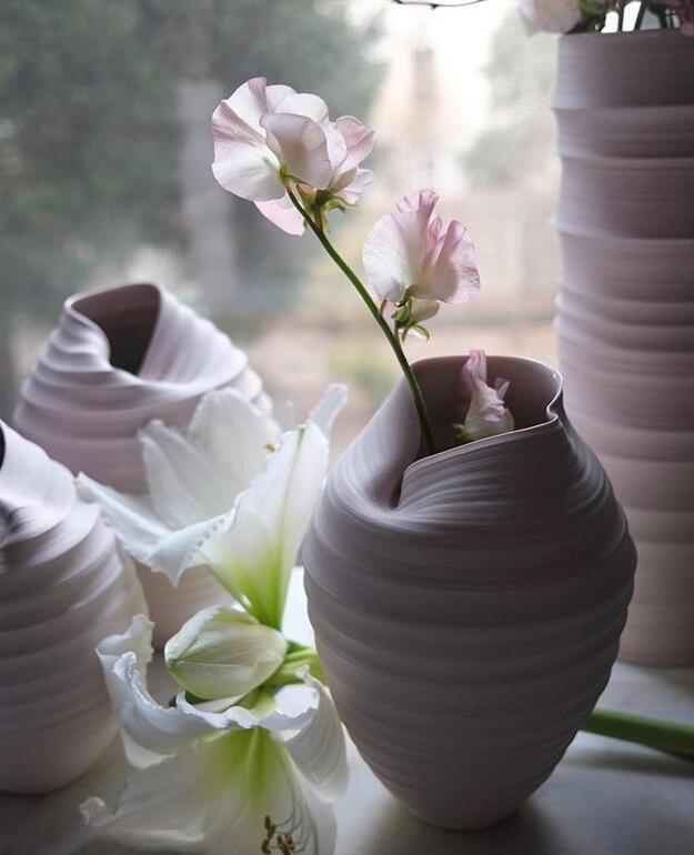 形似柔软弯曲的瓷器花瓶设计
