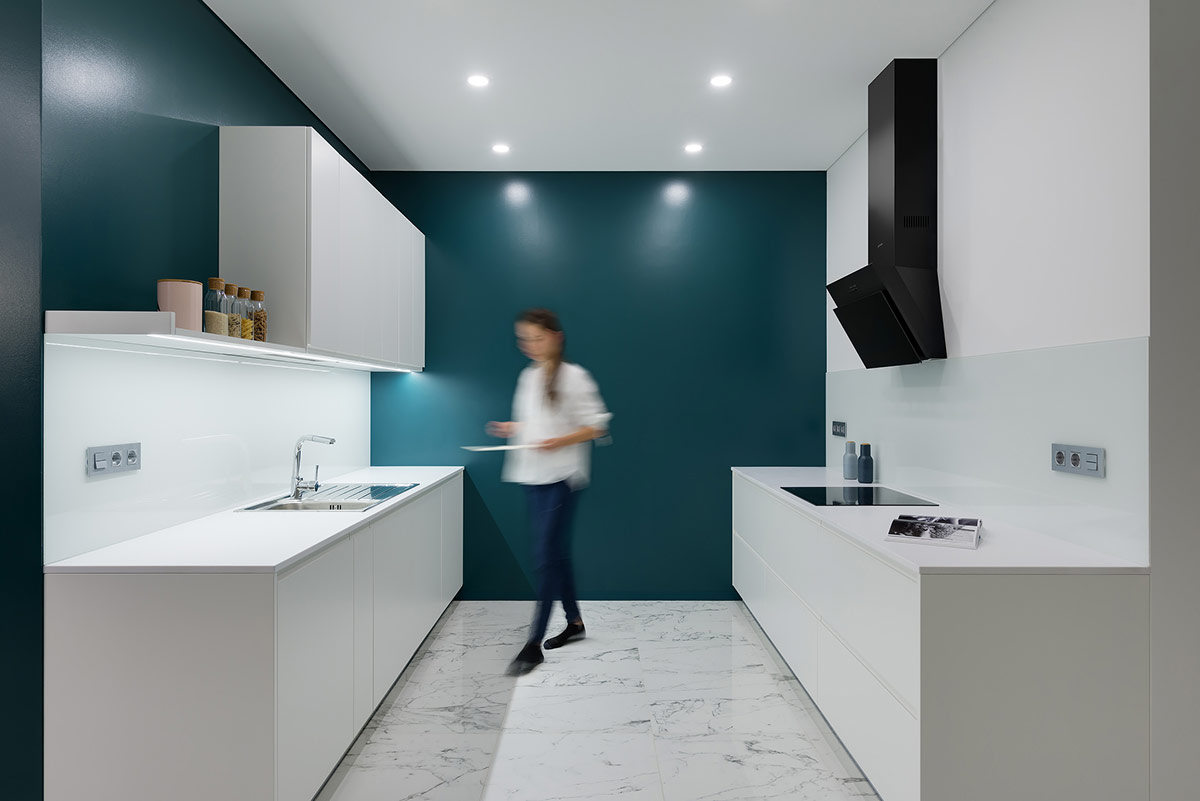 清新的蓝色：2个简约现代的时尚公寓设计