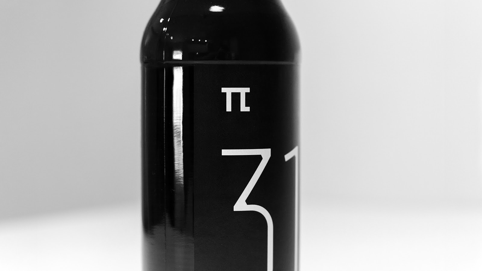 纯黑的π啤酒包装设计