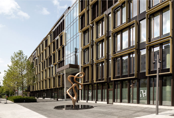 古铜色的金色铝框架:高品质的NOVA办公楼设计