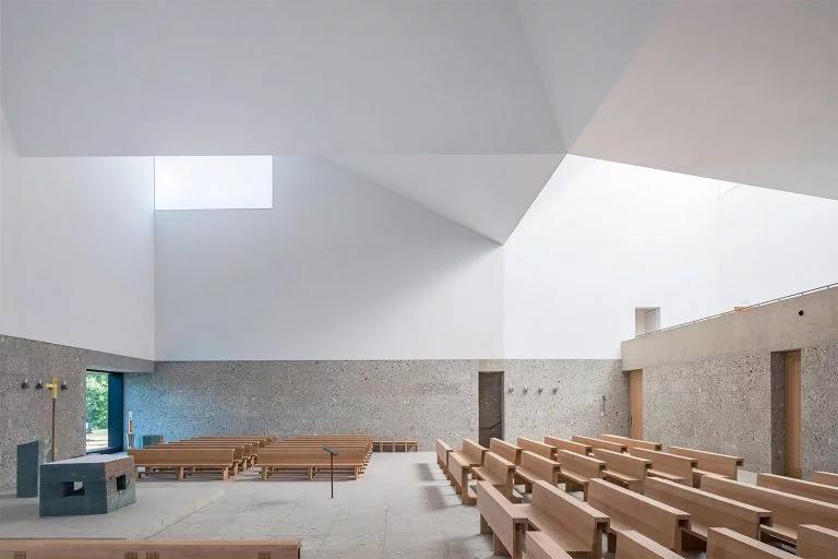 15000个瓷砖赋予屋顶结晶外观：Seliger Pater Rupert Mayer教堂