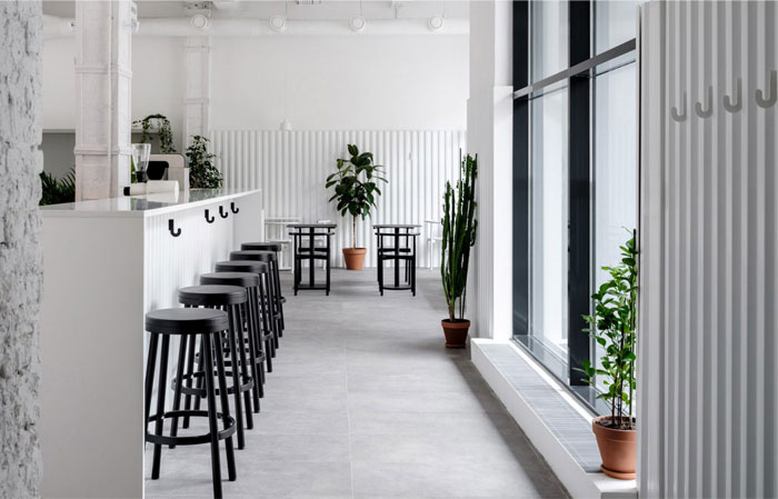 莫斯科BLOOM-N-BREW纯白工业风咖啡馆设计
