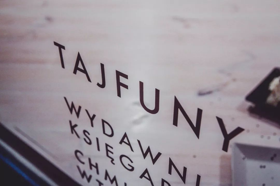 出版商和书店品牌TAJFUNY视觉形象设计