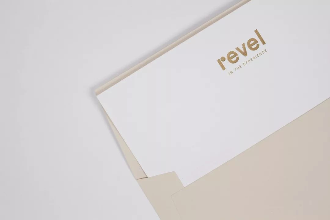 精致而低调的美学效果：多元化活动公司Revel品牌形象设计