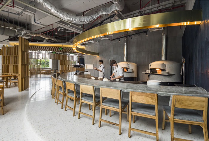 开放且放松的温暖环境 Pizza 4P's THE EMPORIUM餐厅设计