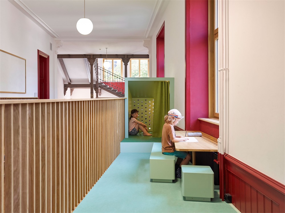 瑞士巴塞尔St. Johann小学走廊空间设计
