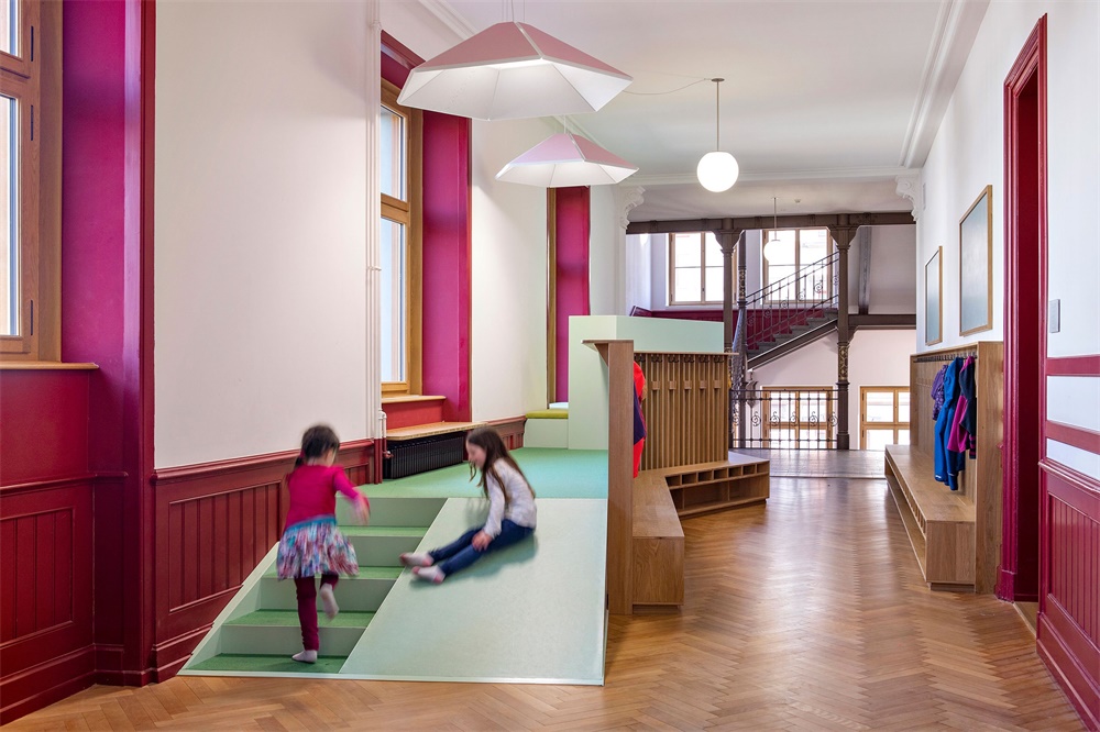 瑞士巴塞尔St. Johann小学走廊空间设计