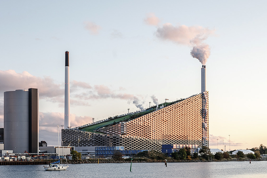 BIG作品：可兼作滑雪场的哥本哈根Copenhill垃圾焚烧发电厂