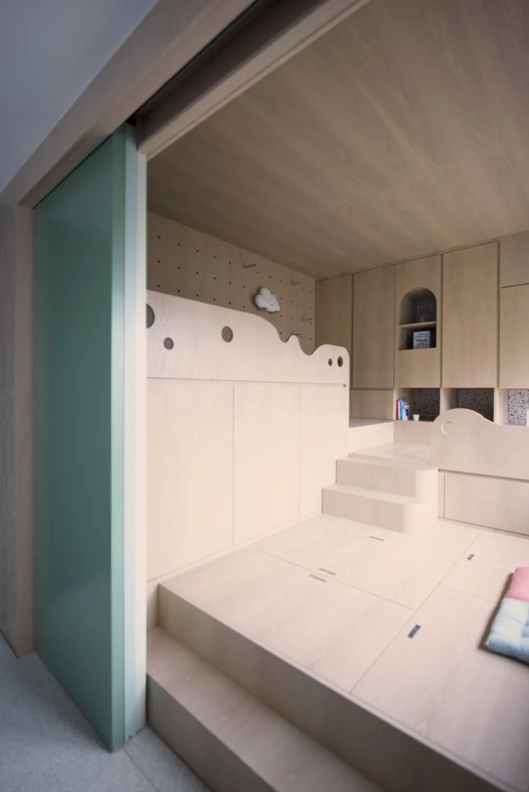 粉+金打造柔和精致空间，156平“儿童友好型”公寓