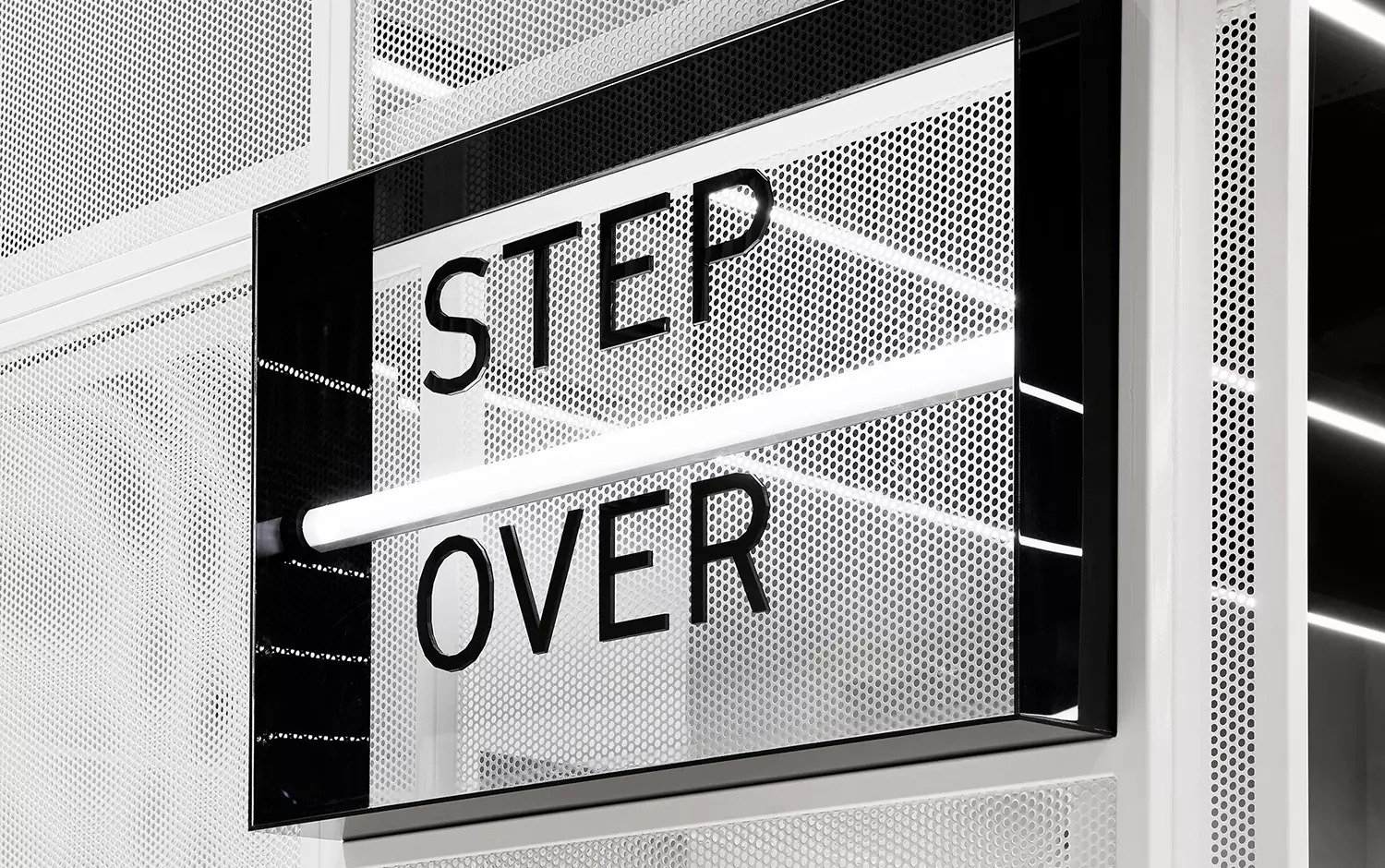 白色美学和极简未来主义风格!Step Over运动商店品牌设计