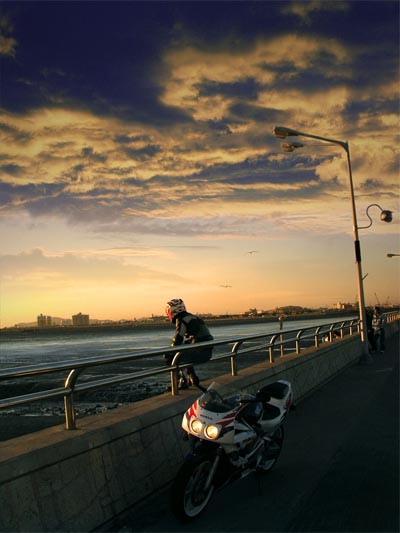Photoshop合成教程:日落的摩托手