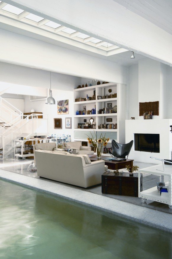 纯净白色：拥有室内游泳池的住宅室内设计