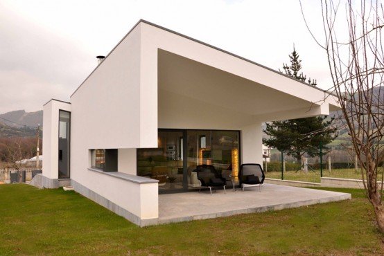 自然光线和黑白外观的现代住宅设计