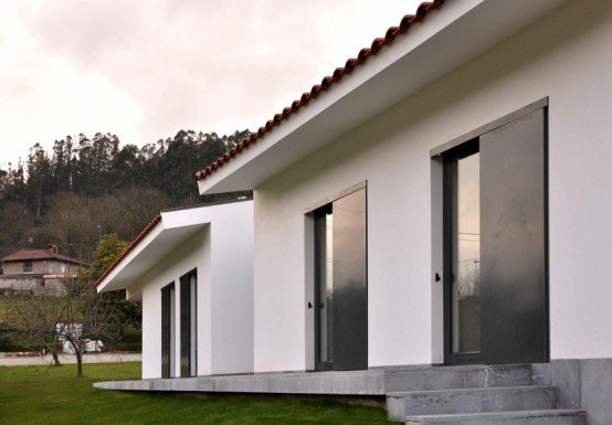 自然光线和黑白外观的现代住宅设计