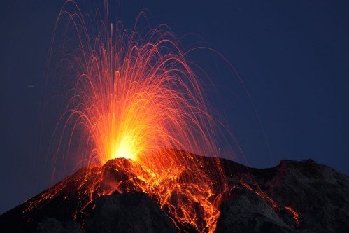 壮观的火山爆发摄影