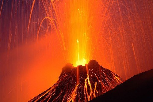 壮观的火山爆发摄影