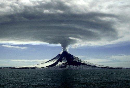 壮观的火山爆发摄影