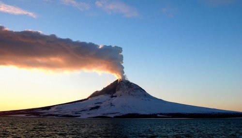 壮观的火山爆发摄影