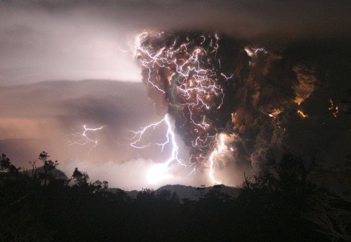 壮观的火山爆发摄影