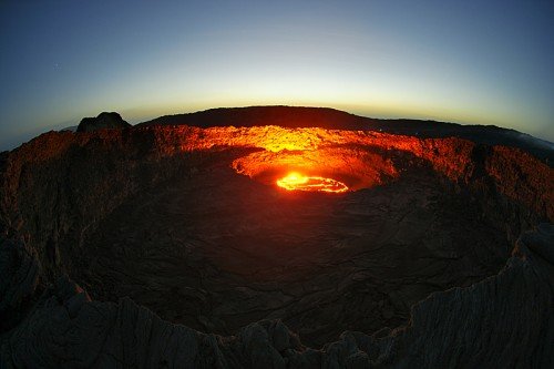 壮观的火山爆发摄影