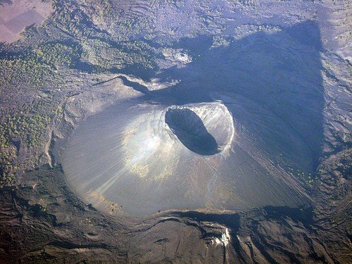 漂亮的火山喷发照片