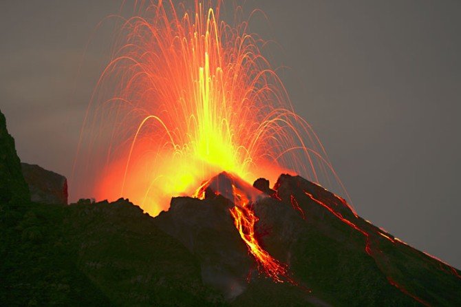 漂亮的火山喷发照片