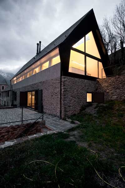 坐落于Pyrenees山的干砌石住宅欣赏
