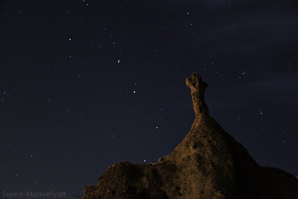 美丽的岩石和洞穴：亚美尼亚Goris 夜景照片