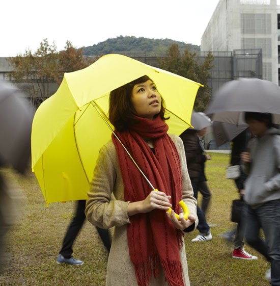 雨中探险：创意潜水伞