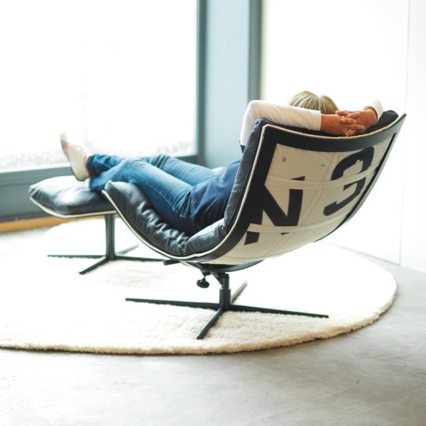 使用回收帆布的舒适、多功能椅子设计