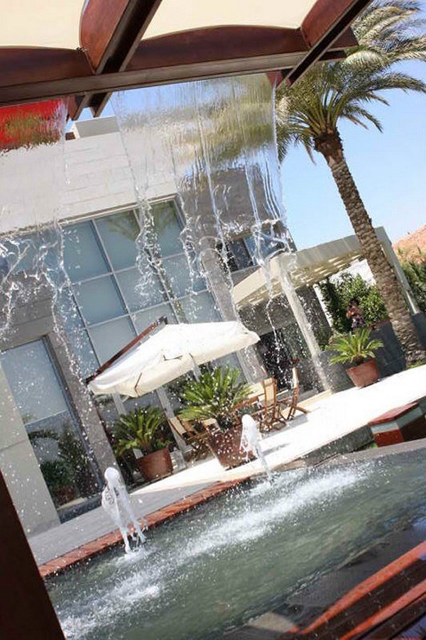 喷泉和棕榈树环绕下的黎巴嫩Ghazale别墅设计