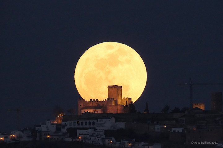 10张完美的超级月亮（Supermoon）摄影图片