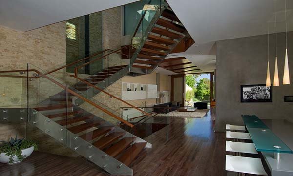 混凝土、玻璃和不锈钢构建的洛杉矶豪宅