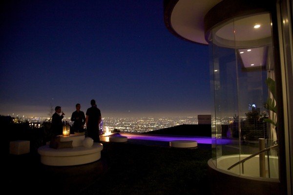 好莱坞山上精致的现代别墅设计