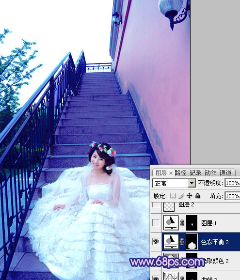 Photoshop调出楼梯婚片艳丽的蓝紫色