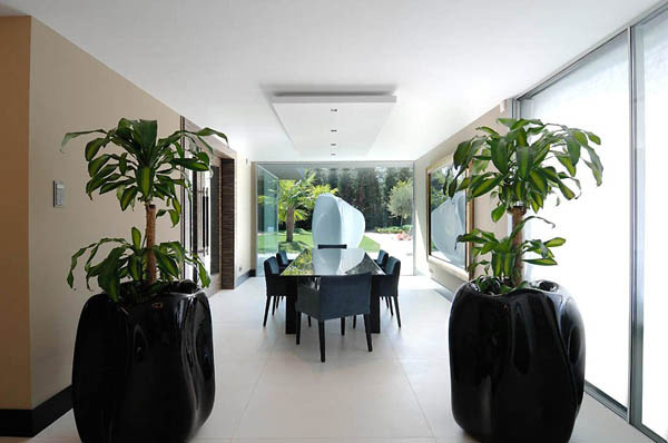 泳池与建筑相映成辉：花园般的西班牙豪华现代别墅