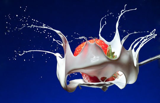 高速摄影欣赏：牛奶滴落的瞬间捕捉