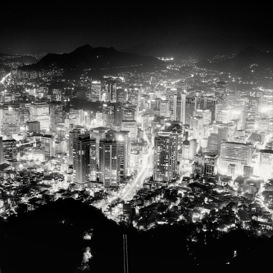 波兰摄影师Martin Stavars美丽的黑白城市夜景