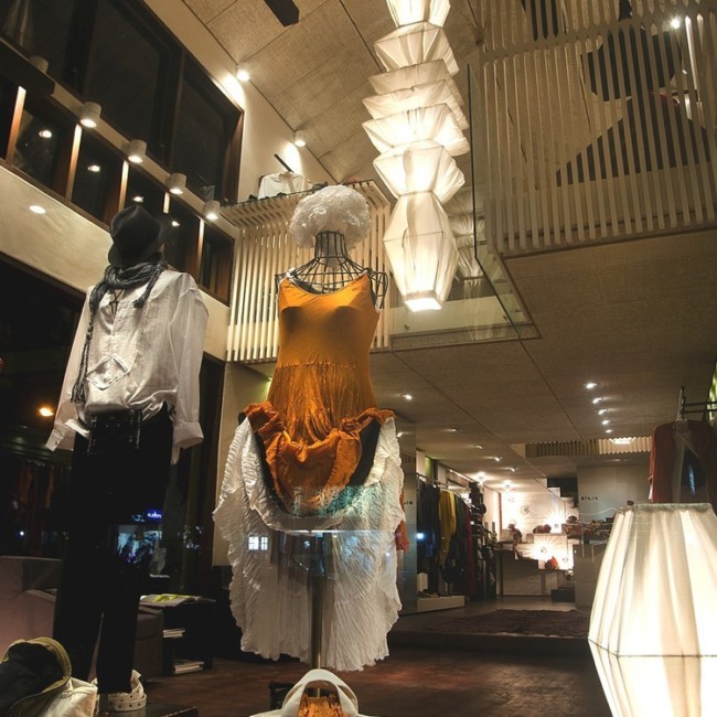 巴厘岛传统和现代结合的Biasa时装店设计
