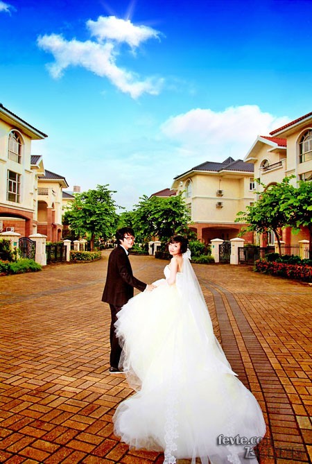 Photoshop给外景婚片增加天空及鲜艳度