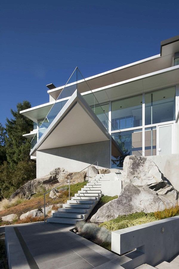 加拿大山顶岩石上的现代别墅