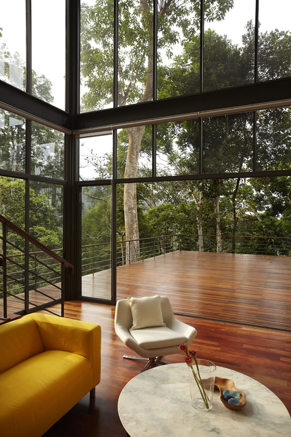 马来西亚树林中的Deck豪宅