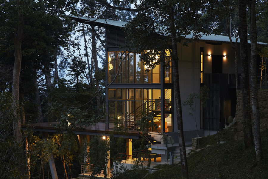马来西亚树林中的Deck豪宅