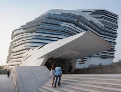 扎哈·哈迪德: 香港理工大学赛马会创新大厦