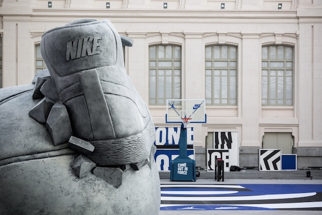 潮鞋篮球大冲撞:Nike SNEAKERBALL概念雕塑