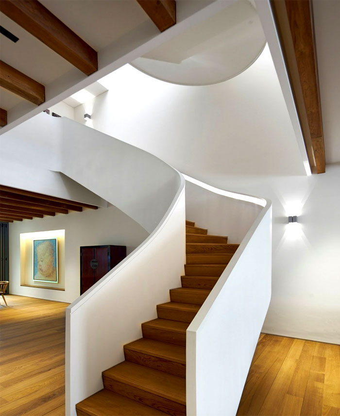 精致的弧形螺旋楼梯:新加坡现代住宅设计
