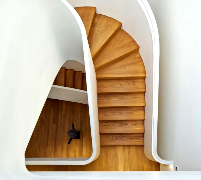 精致的弧形螺旋楼梯:新加坡现代住宅设计