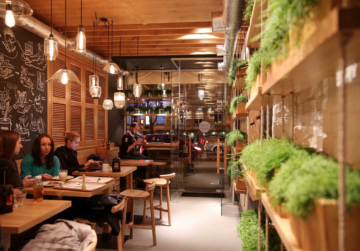 保持随性与自然:基辅Simple餐厅设计