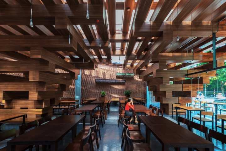 木质框架带来通透光线:越南河内Cheering餐厅设计